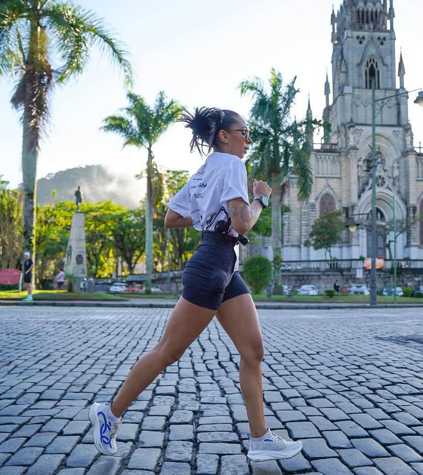 Ádila Almeida correndo em frente à catedral