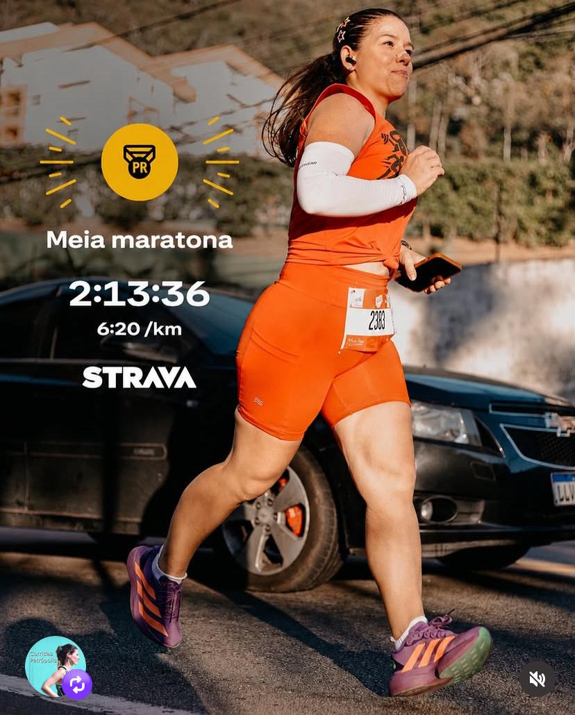 Juliane Ramos correndo a Meia Maratona de Petrópolis