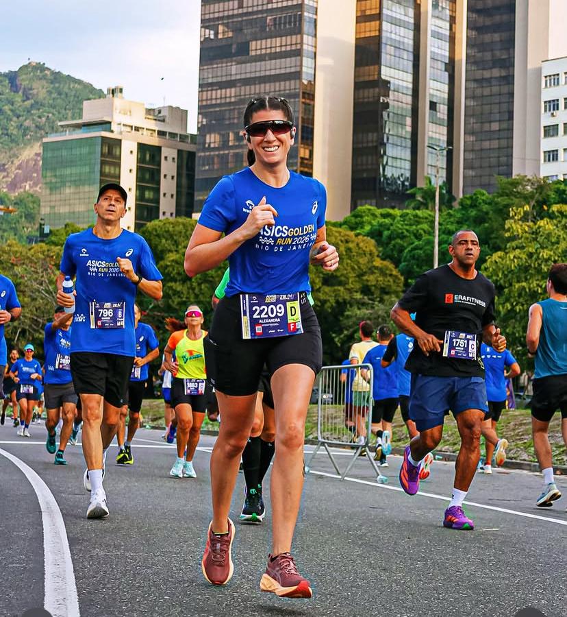 Alexandra correndo a Asics Golden Run 2026