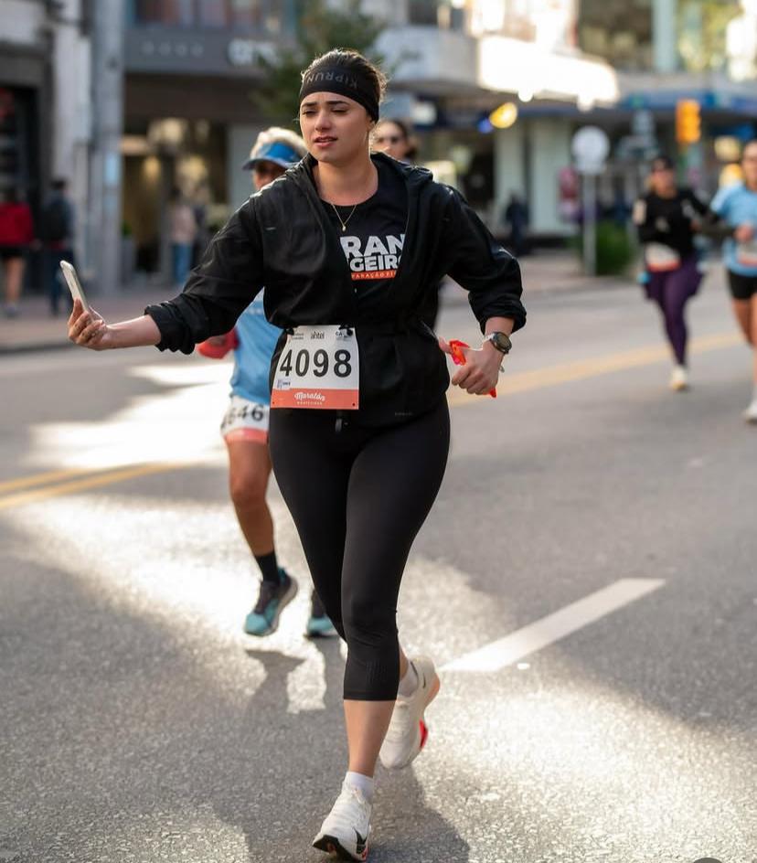 Elisângela correndo a Meia Maratona de Montevidéu