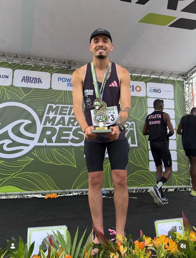 Wesley com troféu e medalha da Meia Maratona