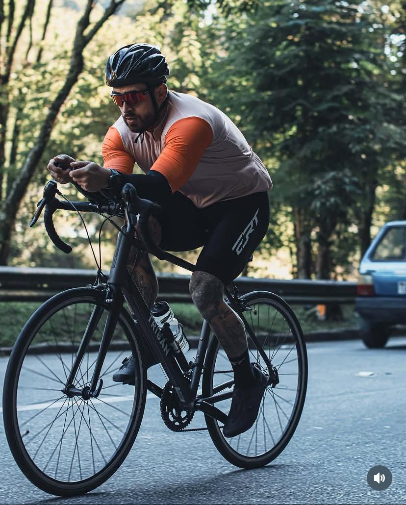Iran Ligeiro pedalando em estrada